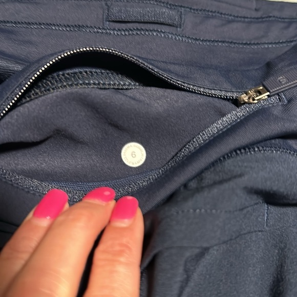 Lululemon Hotty Hot shorts Size 6 Navy color - Picture 6 of 6
